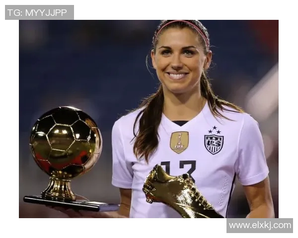 三十多岁女性以足球球星图片为灵感展现力量与优雅风采