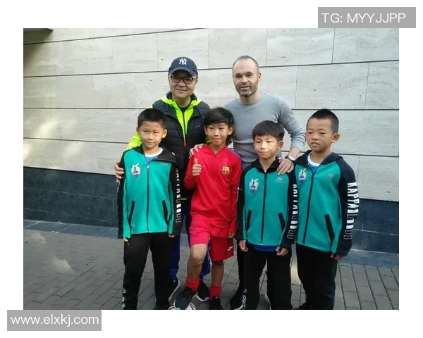 粉丝亲密接触足球巨星 现场互动感受明星魅力与热血激情