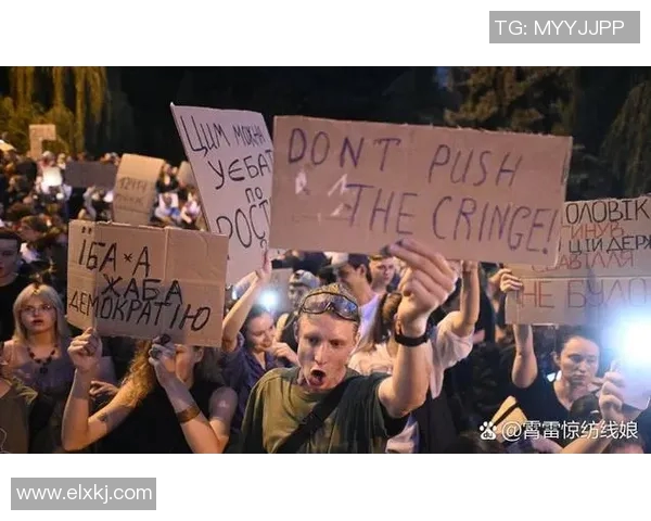 足球巨星街头冲突引热议殴打路人事件引发公众广泛关注 足球巨星街头冲突引热议殴打路人事件引发公众广泛关注