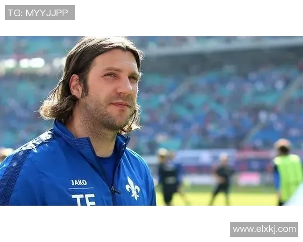 足球球星意外抠鼻屎瞬间引发热议 网友纷纷调侃反应各异